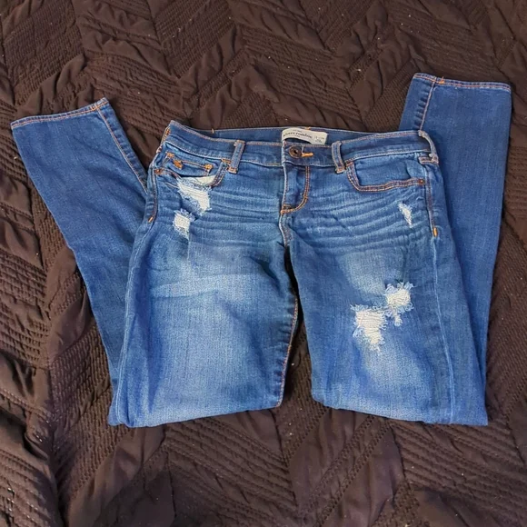 Slightly distressed skinnies - Picture 3 of 7
